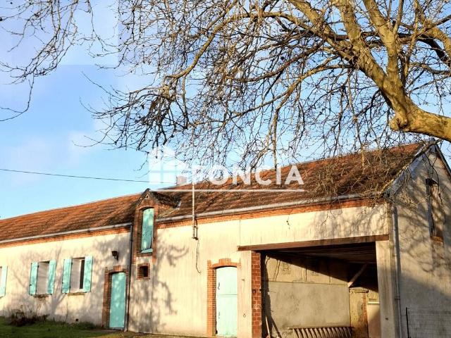 TRES BELLE LONGERE A FORT POTENTIEL AVEC PLUSIEURS DEPENDANCES