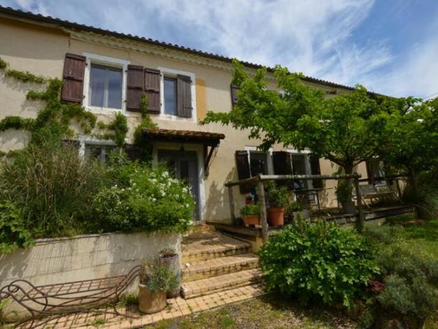 Très belle propriété au calme avec vues magnifiques, 2 maisons fort potentiel gîte et chambre d'hôtes, dépendances et installations équestres sur plus de 4 ha à vendre proche de Montesquiou, Gers