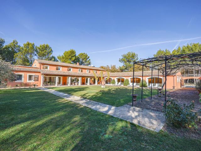 Très belle propriété avec terrasses et piscine intérieure à. 605m² Roussillon