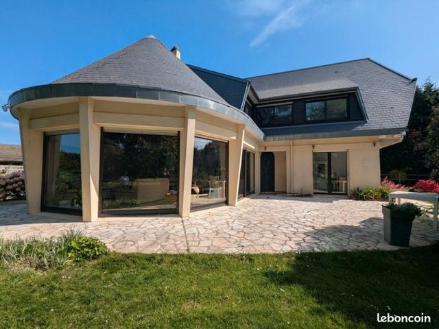 Très belle propriété de 220m² avec jardin paysagé, double garage et dépendance