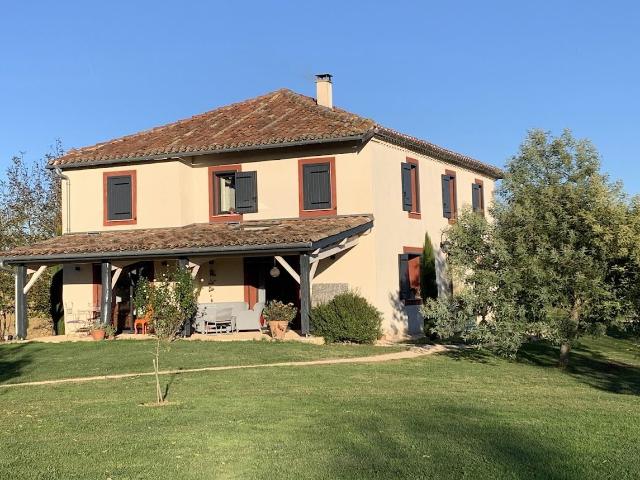 Très belle propriété en campagne, totalement rénovée avec de. 200m² Simorre