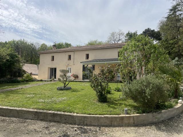 Trés belle Propriete style longère sur un parc arboré de 14. 180m² Damazan