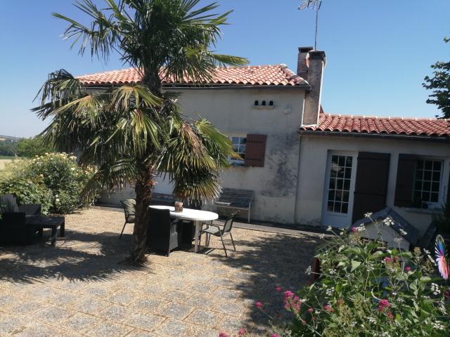 Très belle vue, maison en pierres, une chambre