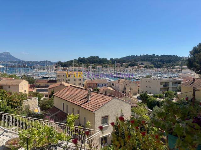 Très belle vue sur la rade, 3 / 4 chambres, piscine, accès direct au port, à Saint Mandrier sur Mer