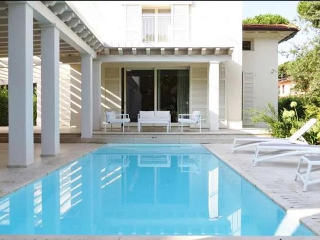 Très belle villa moderne située à Pietrasanta