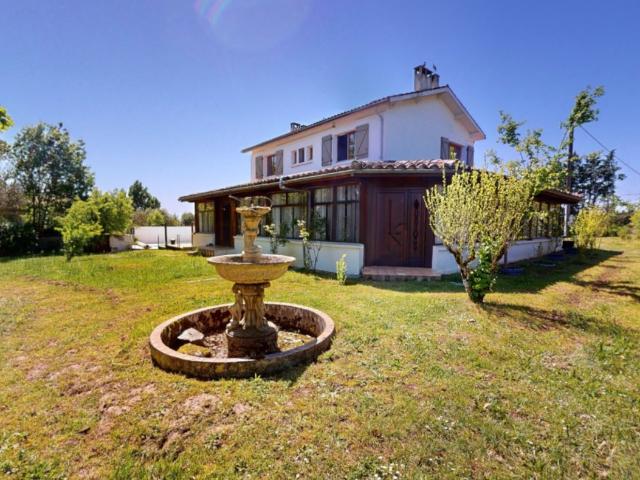 TRES BELLE VILLA AVEC PISCINE