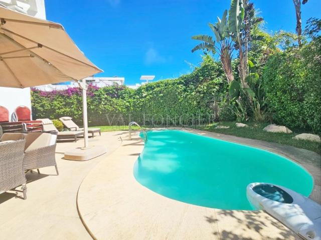 Très belle villa avec piscine à vendre dans une résidence sécurisée à Ain Diab, Casablanca