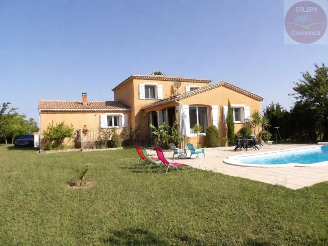 Tres belle villa avec piscine et terrain de 2691m²