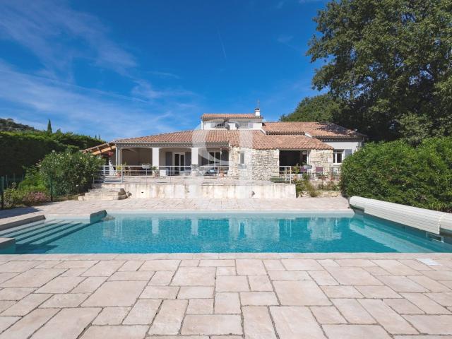 Très belle villa avec terrain et piscine en exclusivité à Sa. 270m² Saint Restitut