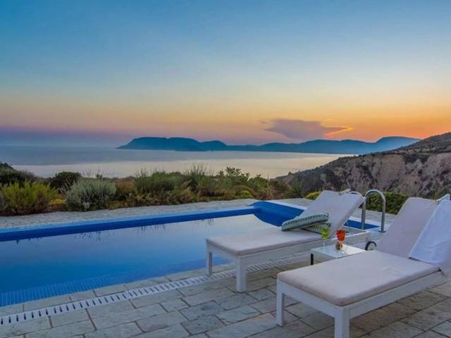 Très belle villa contemporaine avec une vue sur la mer