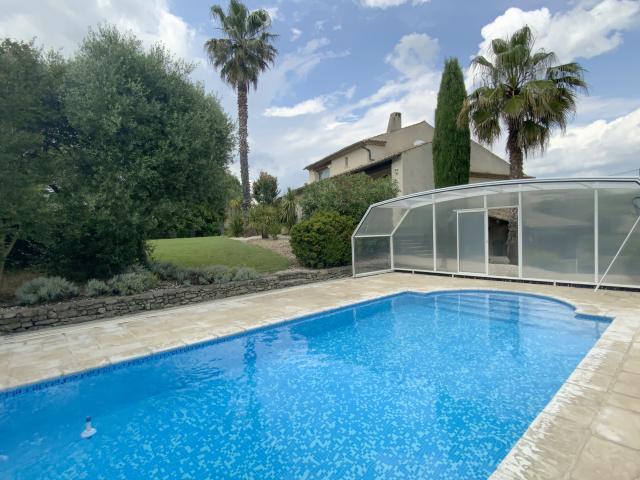 Très belle villa dans un village avec commerces sur un terrain de 3500 m2