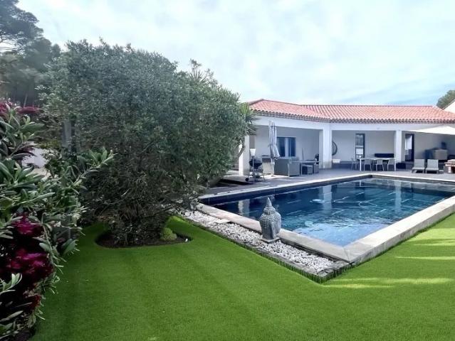 TRES BELLE VILLA DE 200 M2 AVEC PISCINE ET GARAGE A VENTABREN
