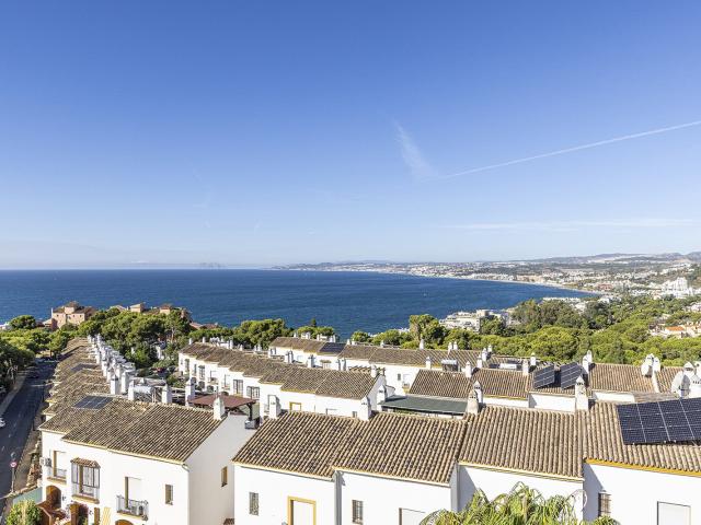 Tres dormitorios, una amplia terraza y vistas abiertas al ma. 120m² Estepona