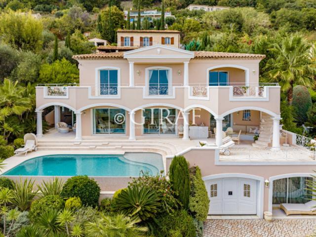 Très élégante villa en parfait état avec vue panoramique