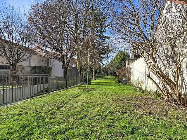 Très grand studio de 40 m² avec place de parking Et cave à 2 minutes du métro Villejuif louis Aragon