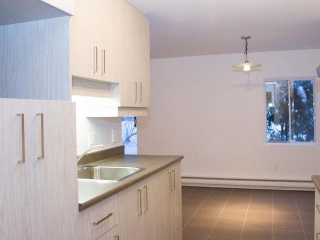 TRÈS GRAND 4 ½ EN COIN À CHARLESBOURG 975 pi2 ENTIÈREMENT RÉNOVÉ 1435$/MOIS TOUT COMPRIS ! POUR SEPTEMBRE