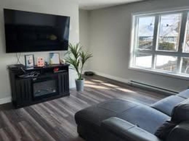 TRÈS GRAND 4½ HAUT DE GAMME – 1150 PI² – FACE À UN PARC