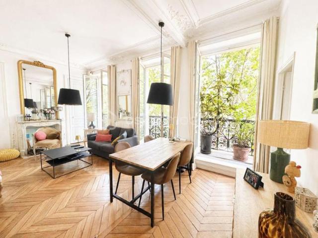Très joli 3 pièces avec balcon dans un immeuble Haussmannien BOULEVARD MAGENTA