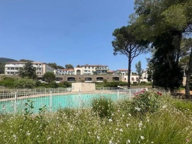 Très joli 4P dans domaine sécurisé avec piscine à pied de la mer et du centre ville!