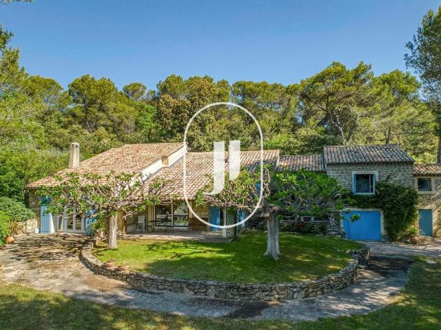 Très joli mas avec vue, jardin et piscine à vendre 190m² Vaison la Romaine