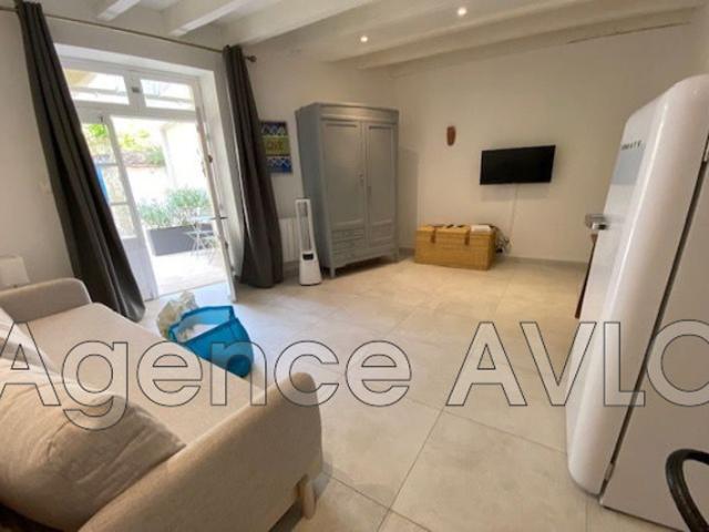 Très joli studio moderne, très agréable, loué meublé en bail d