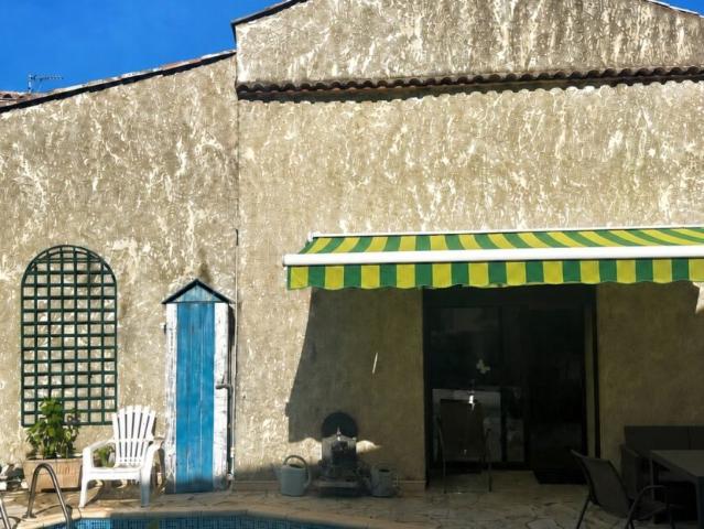 Tres joli village avec commerces et restaurants, a 10 minute. 120m² Puissalicon