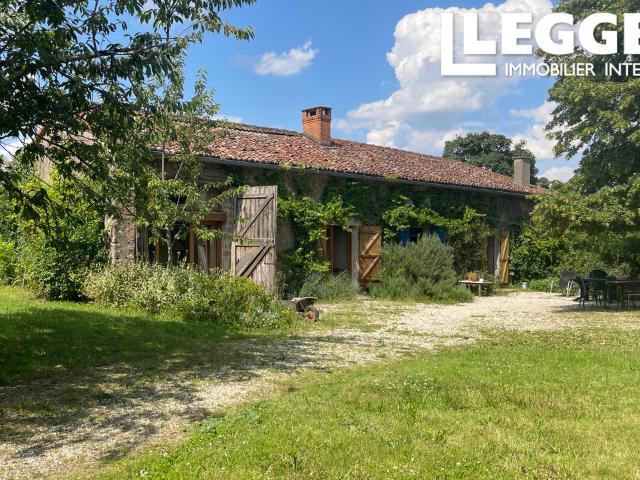 Très jolie maison authentique aux abords du village, avec piscine, beaux volumes et fort attrait locatif
