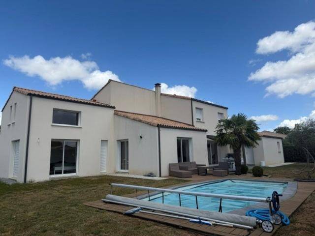 Très jolie maison contemporaine 4 chambres et piscine ST J