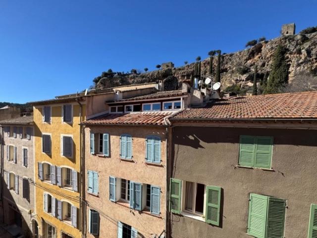 Très jolie maison de village avec beaucoup de charme et d'authenticité au coeur de Cotignac beaucoup de place pour la famille et les les amis!