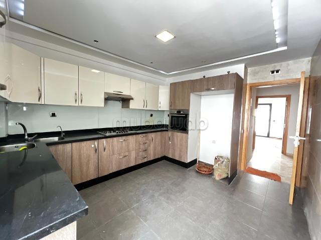 Très jolie appartement vide à louer sur palmier