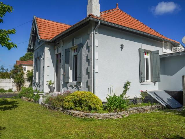 Très jolie villa Arcachonnaise Jardin Terrasse Garages, tout proche du Bassin
