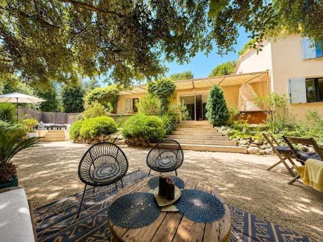 Très jolie villa de plain pied avec jardin et piscine