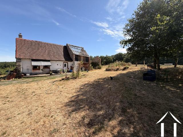 Très librement situé dans un magnifique environnement rural Ferme à rénover. Avec chalet et grange 80m2