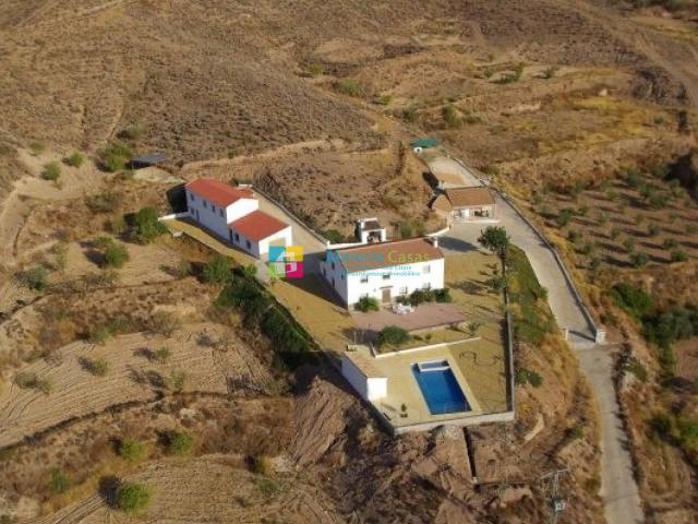 ¡Tres propiedades en venta! En total hay 11 dormitorios y 5. 705m² Albox