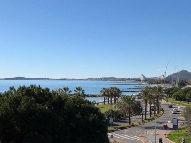 TRES RARE  VUE IMPRENABLE FACE HIPPODROME ET MER: 3 pièces entièrement rénové avec des prestations soignées, avec terrasse + balcon, dans Résidence de standing avec box et cave
