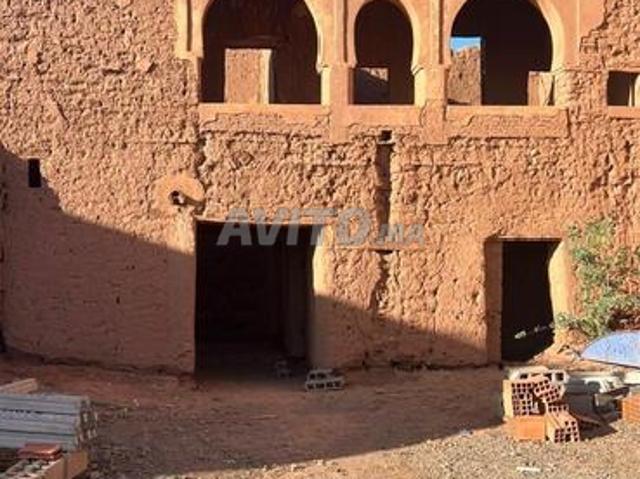 Très vieille maison d'une superficie de 1200 m²