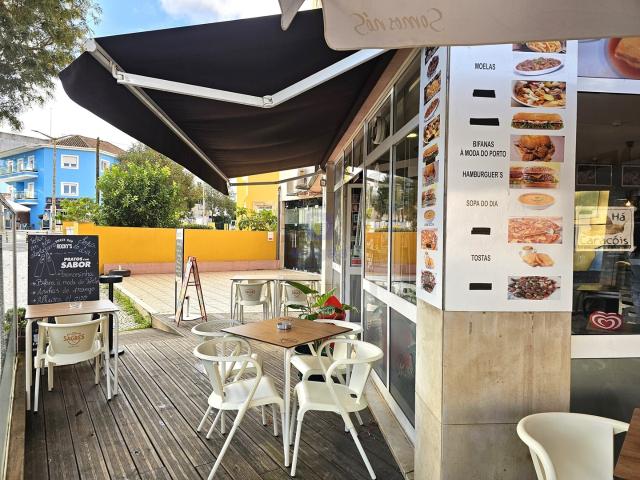 Trespasse: Café / Snak Bar pronto a funcionar c/ esplanada junto ao Parque D. Carlos I e ao Centro Comercial La Vie