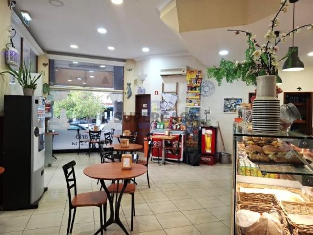 Trespasse de café/pastelaria com esplanada, no centro das Caldas da Rainha. Totalmente equipado. Em funcionamento há 28 anos