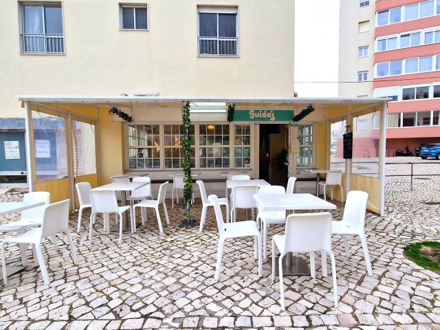 Trespasse de Snack Bar com Potencial para Restaurante | Em Frente ao Colégio Marista de Carcavelos