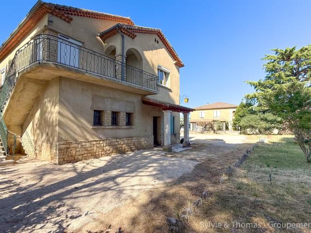 Tresque, entre Avignon et Uzes, maison comprenant deux logem. 172m² Tresques