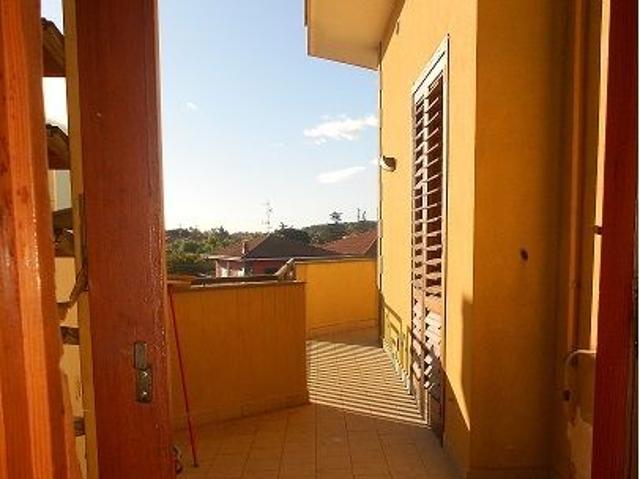 Trivani Arredato con Terrazzo