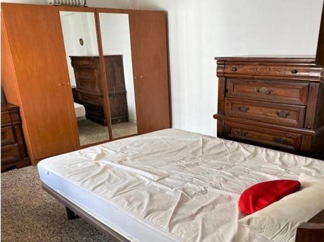 Triana Este, junto a boca de metro del Parque de los Príncipes. Excelente piso amueblado de 3 dormit