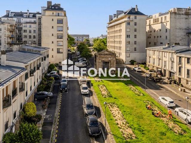 Triangle d’Or – Élégant appartement de 110 m² au dernier étage avec ascenseur