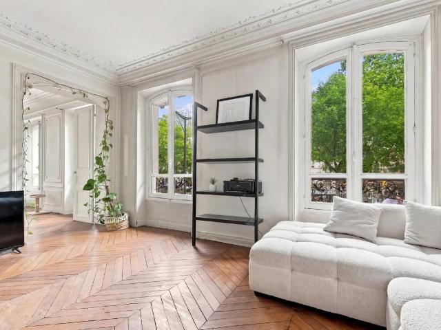 Triangle d'or du 10 eme: appartement familial à finir de rénover avec tout le charme de l'ancien