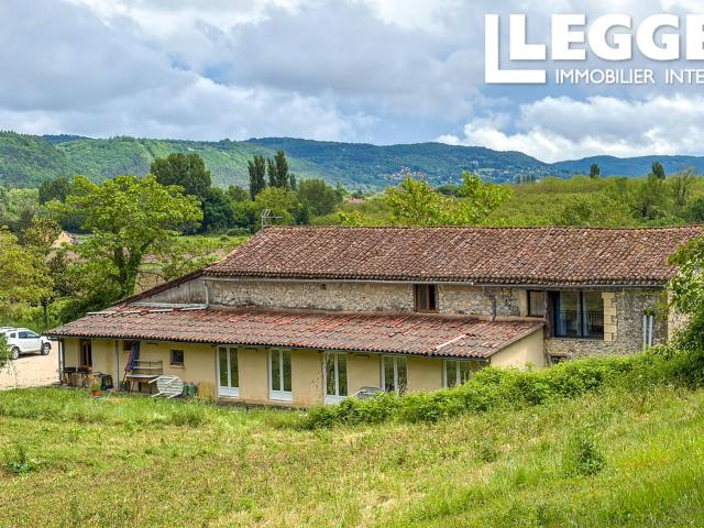 Triangle d'or Périgord grande maison de 9 chambres, piscine, terrain 2, 5 ha: un gite de groupe idéal !