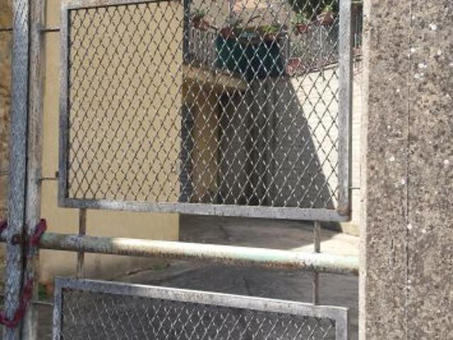 trilocale 81 mq con eventuale doppio garage e cortile esterno, v. Pergusa 168