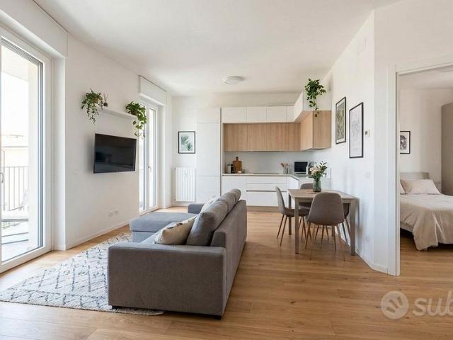 TRILOCALE con DOPPI SERVIZI e GARAGE / EUR
