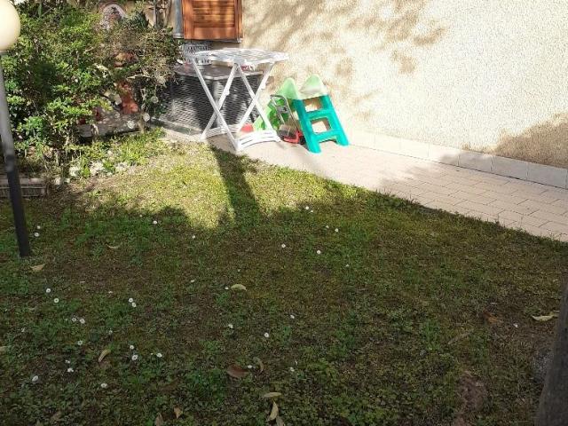 Trilocale con giardino, Massa marina di