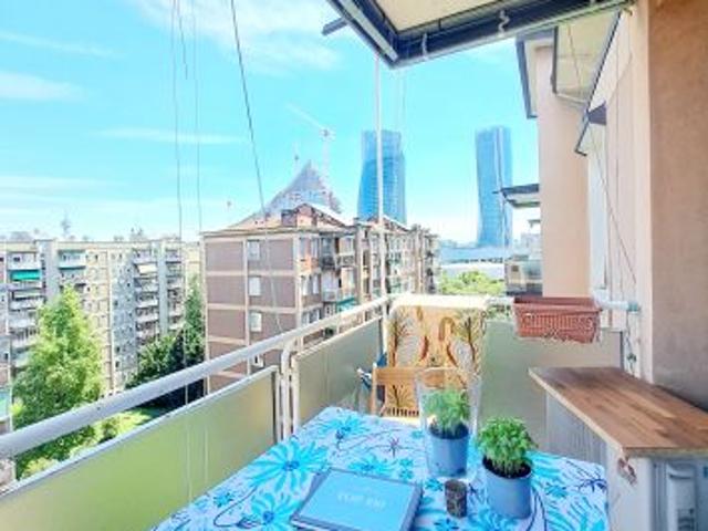 Trilocale con terrazzo ottavo piano di fronte a citylife