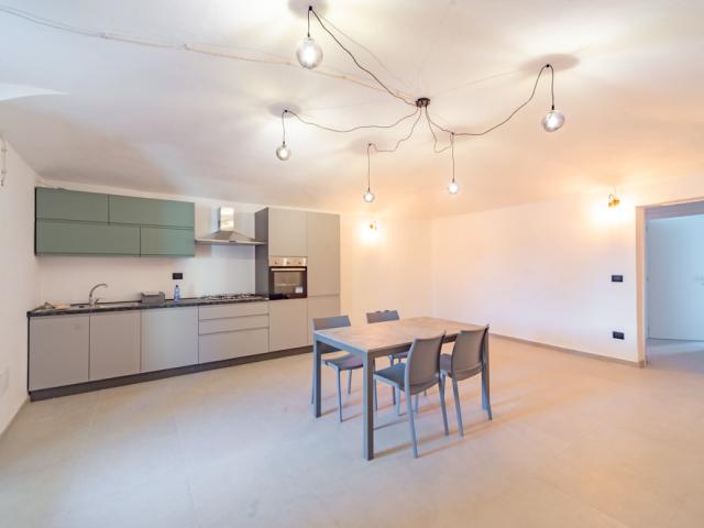trilocale con terrazzo e parzialmente arredato in centro caraglio!